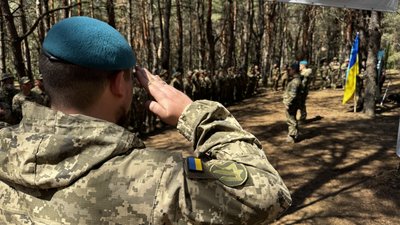 "Велика честь". Морські піхотинці отримали штормові берети