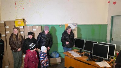 Перукарка з Маріуполя Олена Бикова безкоштовно стриже вимушених переселенців Перукарка з Маріуполя Олена Бикова безкоштовно стриже вимушених переселенців