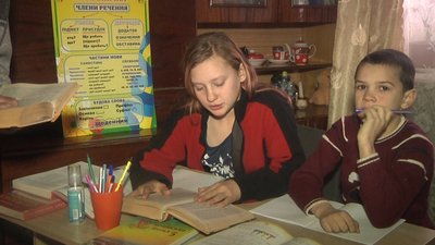 Школу знищили росіяни. Вчитель з деокупованого села проводить уроки для місцевих дітей у своєму будинку