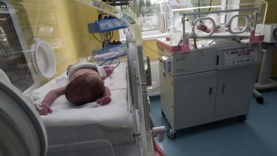 Сотні немовлят від сурогатних матерів не можуть вивезти з України через карантин. Що відбувається Сотні немовлят від сурогатних матерів не можуть вивезти з України через карантин. Що відбувається