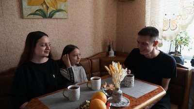 Нікіта Полянецький з сестрами Дашею і Сашею, яких забрав у Чернігів з-за кордону