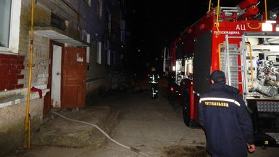 На Херсонщині через недопалок сталася пожежа у п'ятиповерхівці