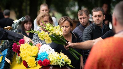 В Ужгороді попрощалися із полеглим захисником Антоном Оленчуком В Ужгороді попрощалися із полеглим захисником Антоном Оленчуком