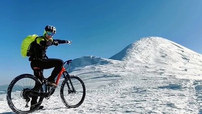 Взимку підкорив Говерлу на велосипеді. Франківець Роман Шутка Взимку підкорив Говерлу на велосипеді. Франківець Роман Шутка