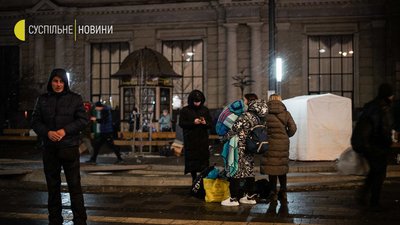 Як вокзал у Львові зустрічає переселенців. Фоторепортаж Як вокзал у Львові зустрічає переселенців. Фоторепортаж