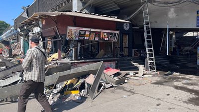 Прибирають сміття та оцінюють пошкодження. Що відбувається на місці ракетного удару по Дніпру Прибирають сміття та оцінюють пошкодження. Що відбувається на місці ракетного удару по Дніпру
