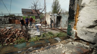 На Чернігівщині волонтери почали будувати будинок хлопчику, який продавав молоко, щоб вилікувати маму На Чернігівщині волонтери почали будувати будинок хлопчику, який продавав молоко, щоб вилікувати маму
