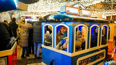 Понад 30 метрів у висоту та 20 тисяч іграшок. У Києві засвітили головну ялинку країни Понад 30 метрів у висоту та 20 тисяч іграшок. У Києві засвітили головну ялинку країни