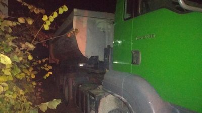 На Житомирщині поліцейські затримали автомобіль з нелегальним піском