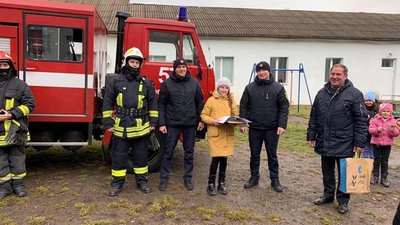 На Львівщині 11-річна дівчинка врятувала однокласника на пожежі На Львівщині 11-річна дівчинка врятувала однокласника на пожежі