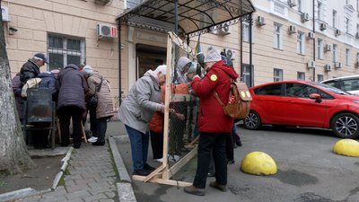 Просять тимчасово повернутися до "Чорномор'я": волонтери, які плетуть маскувальні сітки, вкотре вийшли на мітинг Просять тимчасово повернутися до "Чорномор'я": волонтери, які плетуть маскувальні сітки, вкотре вийшли на мітинг