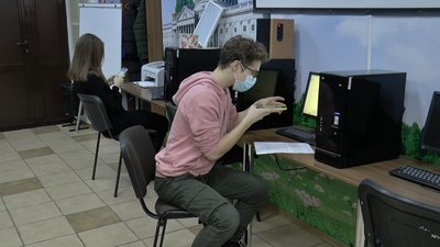 Абітурієнт фотографує заяву задля того щоб зареєструватися на пробне ЗНО