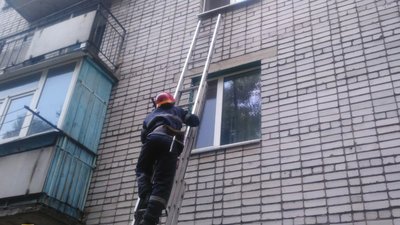 У Першотравенську надзвичайники визволили дитину, яка зачинилась одна в квартирі У Першотравенську надзвичайники визволили дитину, яка зачинилась одна в квартирі