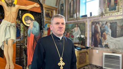 Священник Ігор Синчина переїхав із окупованого Запоріжжя та служить у селі Клепачів