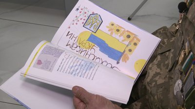 На Харківщині презентували книгу-альбом з малюнками та листами, які діти писали військовим На Харківщині презентували книгу-альбом з малюнками та листами, які діти писали військовим
