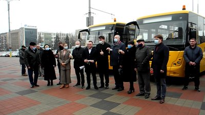 Шість територіальних громад Запорізької області отримали нові шкільні автобуси