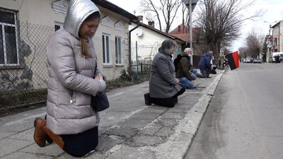 Зустрічали на колінах. У Калуш привезли тіло загиблого героя у російсько-українській війні Зустрічали на колінах. У Калуш привезли тіло загиблого героя у російсько-українській війні