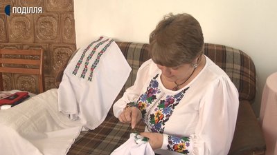 Перейняти майстерність прабабусь: майстриня з Хмельниччини розповіла, чому вишивання не хобі