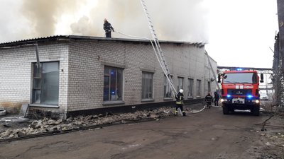 Пожежа на склозаводі в Лисичанську: вогонь гасять близько шести годин. ФОТО