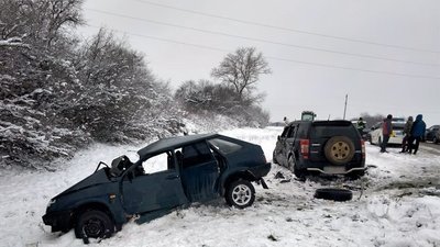 Неподалік села Гвардійське зіткнулись автомобілі "ВАЗ 2109" та "Suzuki Vitara". 20 листопада 2022 рік. Неподалік села Гвардійське зіткнулись автомобілі "ВАЗ 2109" та "Suzuki Vitara". 20 листопада 2022 рік.