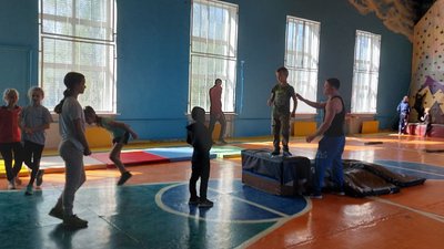 У Конотопі рекордсмен України Валерій Пастушенко безоплатно тренує дітей переселенців У Конотопі рекордсмен України Валерій Пастушенко безоплатно тренує дітей переселенців