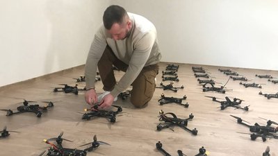 волонтер показує FPV-дрони волонтер показує FPV-дрони