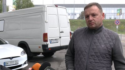 На Рівненщині почали видавати "зелені" номерні знаки для електроавто На Рівненщині почали видавати "зелені" номерні знаки для електроавто