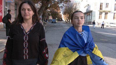 продає браслети, збирає гроші для військових, переселенці з криму, школярка збирає гроші для зсу продає браслети, збирає гроші для військових, переселенці з криму, школярка збирає гроші для зсу
