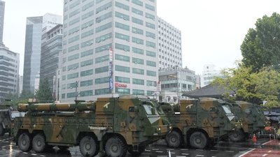 Південна Корея на військовому параді показала сучасні ракети, безпілотники й танки Південна Корея на військовому параді показала сучасні ракети, безпілотники й танки