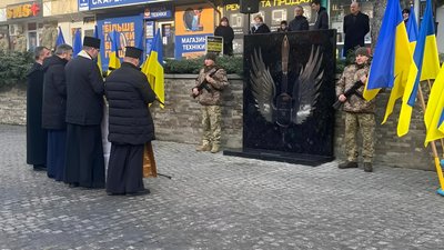 На Закарпатті відкрили пам'ятну стелу, присвячену полеглим на війні землякам