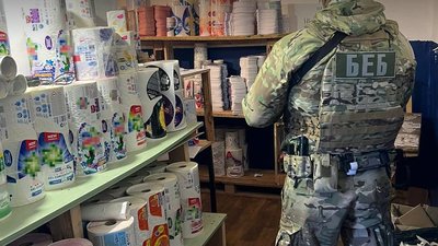 На продукцію наклеювали підробні етикетки відомих марок На продукцію наклеювали підробні етикетки відомих марок