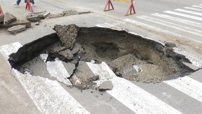 На вулицях Миколаєва утворились небезпечні для людей провалля На вулицях Миколаєва утворились небезпечні для людей провалля