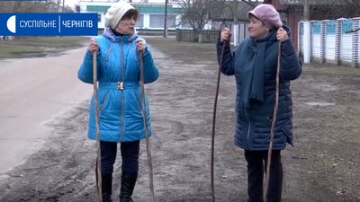 У селі на Коропщині понад 50 місцевих жителів почали займатися скандинавською ходьбою
