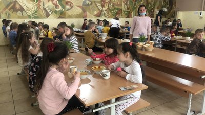 Замість сосисок і консерв — паста Болоньєзе та курячі наґетси. Як у школі Ужгорода оновлюють меню Замість сосисок і консерв — паста Болоньєзе та курячі наґетси. Як у школі Ужгорода оновлюють меню