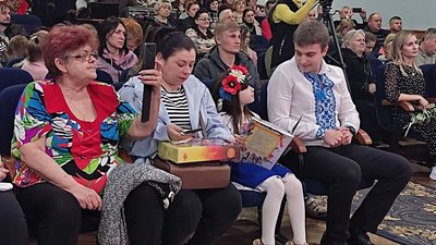 У Луцькому педколеджі влаштували патріотичний концерт для переселенців, які у них живуть
