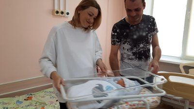 Маленький Остап, якого з мамою Наталією сьогодн виписували з пологового, отримав у подарунок свою першу вишиванку, та ще й від майстринь зі Сходу. Фото: Суспільне. Поділля. Маленький Остап, якого з мамою Наталією сьогодн виписували з пологового, отримав у подарунок свою першу вишиванку, та ще й від майстринь зі Сходу. Фото: Суспільне. Поділля.