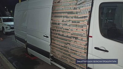 Закарпатські прикордонники затримали мікроавтобус повний цигарок Закарпатські прикордонники затримали мікроавтобус повний цигарок