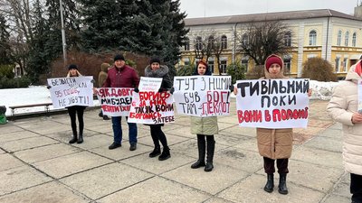 "Не мовчи — полон вбиває": у Житомирі відбулася акція на підтримку військовополонених "Не мовчи — полон вбиває": у Житомирі відбулася акція на підтримку військовополонених