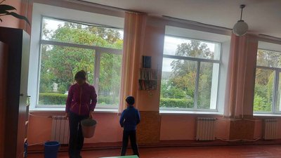 Юлія Кошик із сином у пошкодженому класі, 15 вересня 2023. Фото: Суспільне Хмельницький/Вікторія Мельник Юлія Кошик із сином у пошкодженому класі, 15 вересня 2023. Фото: Суспільне Хмельницький/Вікторія Мельник