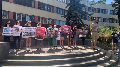 "Поверніть наших синів". У Франківську провели акцію на підтримку полонених азовців "Поверніть наших синів". У Франківську провели акцію на підтримку полонених азовців