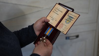 "Не дивись мені в слід". Мати полеглого захисника на Миколаївщині чекає на збіг ДНК-експертизи "Не дивись мені в слід". Мати полеглого захисника на Миколаївщині чекає на збіг ДНК-експертизи