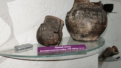 Ліпний посуд, датований 3500-2800 рр. до н.е., що розміщується у Хмельницькому обласному краєзнавчому музеї. Фото: Наталія Мовчан Ліпний посуд, датований 3500-2800 рр. до н.е., що розміщується у Хмельницькому обласному краєзнавчому музеї. Фото: Наталія Мовчан