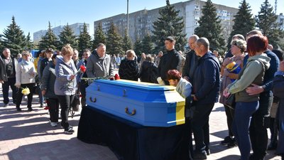 Люди на прощанні з військовим Люди на прощанні з військовим