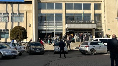 По кілька годин стоять люди у черзі до кас на залізничному вокзалі у Чопі По кілька годин стоять люди у черзі до кас на залізничному вокзалі у Чопі
