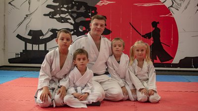Ілля Паскарюк зі своїми вихованцями Ілля Паскарюк зі своїми вихованцями