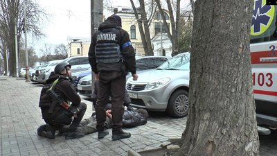 У Сумах чоловік розбив двері кафе і піцерії в центрі міста і вдарив бармена пляшкою по голові