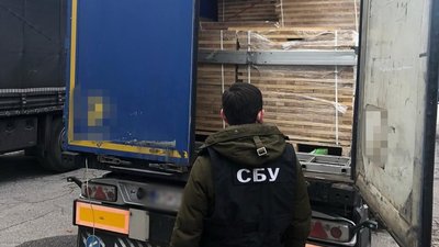 Нелегальний експорт: з Вінниччини за кордон намагалися вивезти лісосировину Нелегальний експорт: з Вінниччини за кордон намагалися вивезти лісосировину