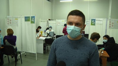 У Житомирі в двох пунктах вакцинації допомагають генерувати COVID-сертифікат в додатку "Дія" У Житомирі в двох пунктах вакцинації допомагають генерувати COVID-сертифікат в додатку "Дія"