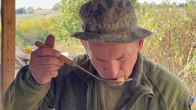 "Це мені так готувала мама". Борщ — коронна страва шахтаря, що нині служить у Маріупольській бригаді "Це мені так готувала мама". Борщ — коронна страва шахтаря, що нині служить у Маріупольській бригаді