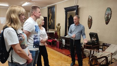 Відвідувачам Хмельницького обласного краєзнавчого музею проводять екскурсію, жовтень 2023. Фото: Наталія Мовчан Відвідувачам Хмельницького обласного краєзнавчого музею проводять екскурсію, жовтень 2023. Фото: Наталія Мовчан